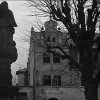Doupov - socha sv. Jana Nepomuckého | socha sv. Jana Nepomuckého před bývalou radnicí na náměstí ve vysídleném Doupově ve filmu Pět hříšníků z roku 1964