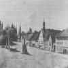 Doupov (Duppau) | náměstí v Doupově s kamennými plastikami a kostelem na kresbě A. Lewyho z roku 1896