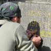 Radošov - pomník obětem 1. světové války | zlacení věnovacího nápisu na podstavci válečného pomníku v Radošově - říjen 2018; zdroj: FB Obec Kyselka