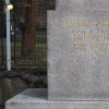 Radošov - pomník obětem 1. světové války | podstavec pomníku s německým věnovacím nápisem a autorskou signaturou - listopad 2020