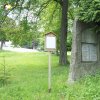 Mariánská - pomník obětem 1. světové války | zchátralá kamenná stéla pomníku obětem 1. světové války v parčíku pod úsatvem sociální péče v Mariánské - červen 2017