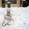 Nejdek - sloup se sochou sv. Michaela Archanděla | rozvalený barokní sloup pod masou sněhu dne 9. února 2006 
