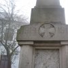 Poseč - pomník obětem 1. světové války | detail výzdoby zchátralého pomníku s výklenkem po zničené nápisové desce - listopad 2010