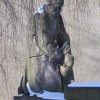 Bečov nad Teplou - pomník obětem 1. světové války | plastika klečícího vojáka - únor 2011