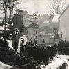Bečov nad Teplou - pomník obětem 1. světové války | nastoupené jednotky SA při slavnosti u pomníku obětem 1. světové války v Bečově nad Teplou v roce 1942