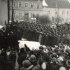 Bečov nad Teplou - pomník obětem 1. světové války | shromáždění při slavnosti u pomníku obětem 1. světové války v Bečově nad Teplou v roce 1942