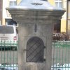 Toužim - sloup se sochou Panny Marie (Madona) | hranolový podstavec pod korintským sloupem s nikou a dvojí datací 1705 - únor 2011