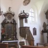 Močidlec - kostel sv. Jakuba Většího | kazatelna a boční oltář v interiéru kostela - duben 2012
