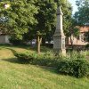 Močidlec - pomník obětem 1. světové války | zchátralý pomník obětem 1. světové války na návsi v Močidleci od severu - listopad 2014