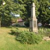 Močidlec - pomník obětem 1. světové války | zchátralý pomník obětem 1. světové války na návsi v Močidleci od severozápadu - červenec 2015