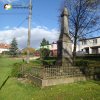 Močidlec - pomník obětem 1. světové války | zchátralý pomník obětem 1. světové války na návsi v Močidleci od jihozápadu - listopad 2014