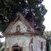 Štoutov - kaple sv. Jana Nepomuckého | zchátralá kaple sv. Jana Nepomuckého na návsi ve Štoutově na počátku 21. století