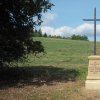 Žlutice - Neumannův kříž | přední strana obnoveného Neumannova kříže při silnici do Verušic - září 2016