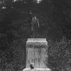 Karlovy Vary - pomník Františka Josefa I. | pomník po odstranění sochy císaře a zabednění němckých reálií v roce 1925
