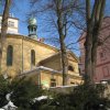 Karlovy Vary - kostel sv. Ondřeje | západní průčelí kostela s přístavkem sakristie - únor 2010