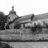 Nahořečice - kostel sv. Václava | jižní průčelí zchátralého kostela sv. Václava v Nahořečicích na snímku z roku 1988