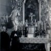 Nahořečice - kostel sv. Václava | farář Franz Oppermann u hlavního oltáře před rokem 1945