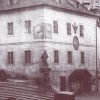 Karlovy Vary - socha Karla IV. | socha Karla IV. na nároží bývalé budovy radnice na Tržišti v roce 1860