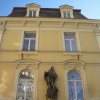 Karlovy Vary - socha Karla IV. | socha na průčelí knihovny - březen 2011