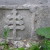 Dražov - křížový kámen v presbytáři | kamenná deska s jetelovým křížem - červenec 2009