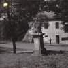 Močidlec - sousoší Nejsvětější Trojice | pískovcové sousoší Nejsvětější Trojice naproti budově bývalé fary ve vsi Močidlec na fotografii z 60. let 20. století