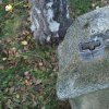 Dolánky - železný kříž | detail odlomeného železného kříže a poškozeného podstavce - září 2015