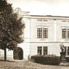 Žlutice - pomník Josefa II. | pomník Josefa II. před budovou bývalé městské spořitelny ve Žluticích na historické fotografii z počátku 20. století
