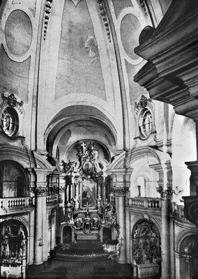 interiér farního kostela v roce 1943